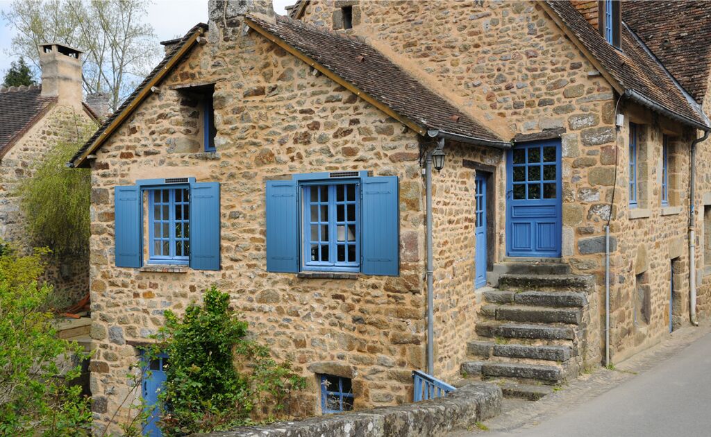 Volet-battant-aluminium-symeth-solaire-avec-bati-3