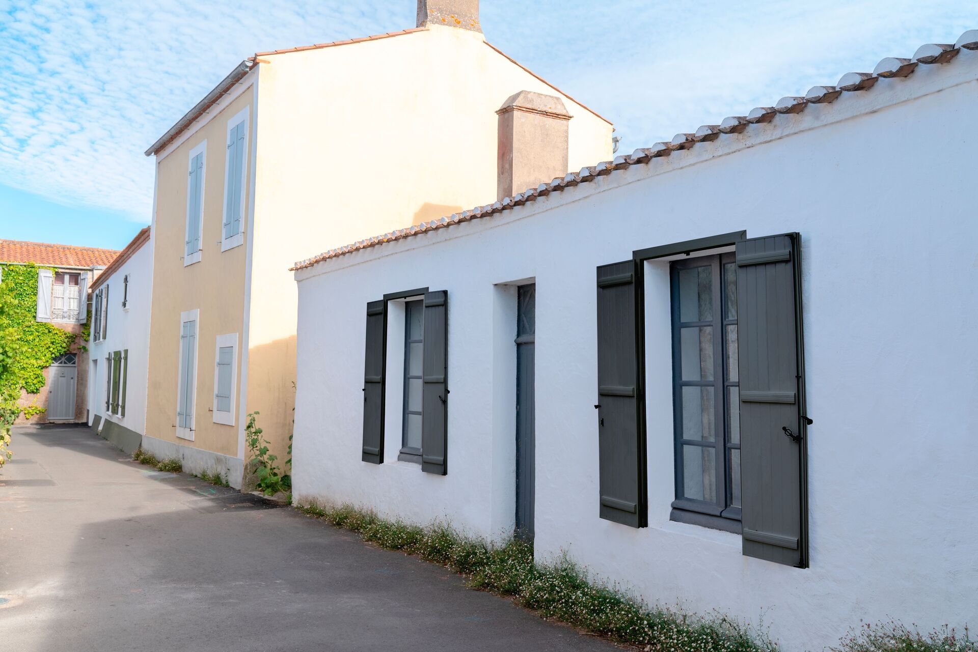 Volet-PVC-lames-verticales-teintees-dans-la-masse-28-mm-min