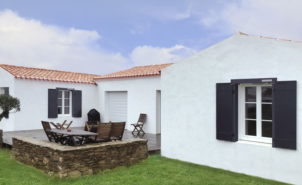 Volet-battant-aluminium-mistral-solaire-avec-bati-1