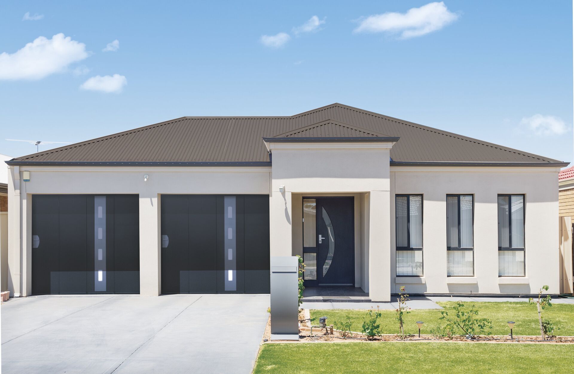 Porte-de-garage-sectionnelle-a-refoulement-lateral-en-acier-motorisee-min