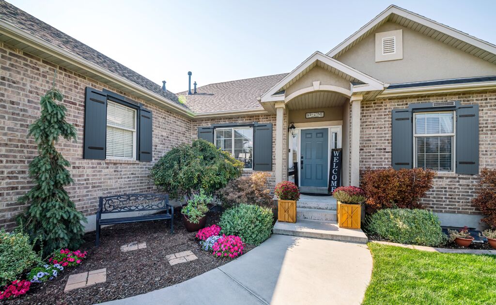 Volet-battant-aluminium-symeth-solaire-avec-bati-2