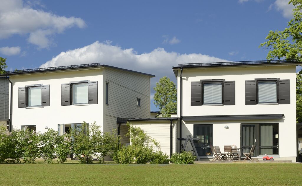 Volet-battant-aluminium-thor-solaire-avec-bati (1)